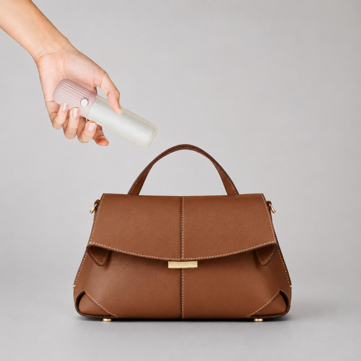Rouleau adhésif compact nettoyant pour sac à main - Mise en situation - Farnelle